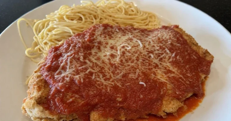 Delicious easy chicken parmesan recipe with crispy breading, marinara sauce, and melted cheese.)