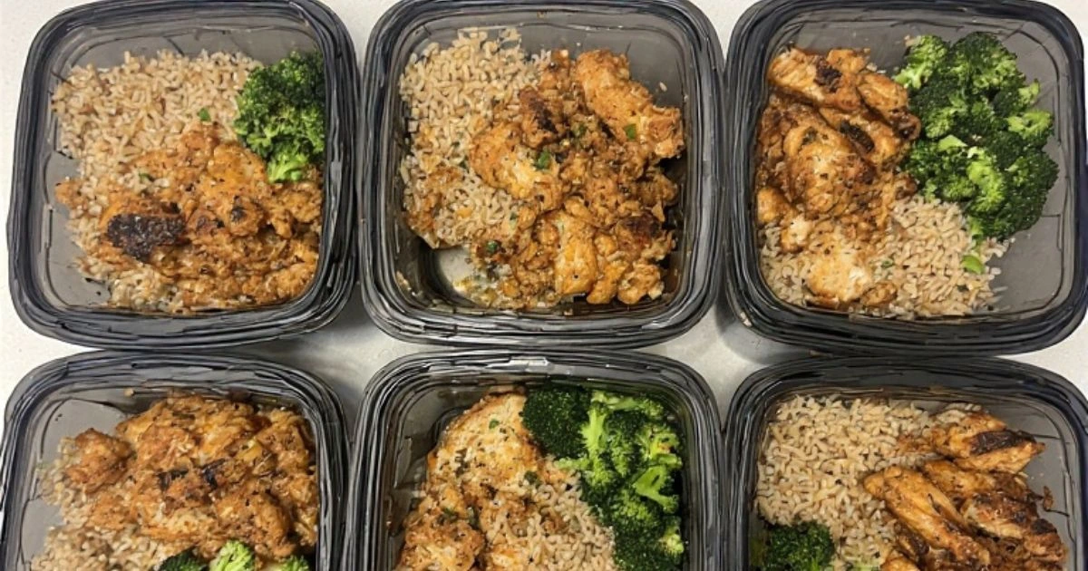 Meal prepping low carb chicken recipes in containers for healthy weekly meals.